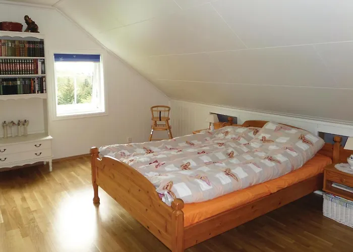 Gorgeous Apartment In Fitjar With House Sea View